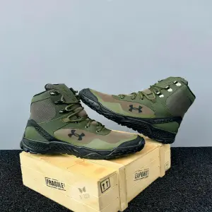 BOTA UNDER ARMOUR