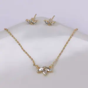 JUEGOS DE CADENAS DE FLOR BLANCA
