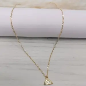 CADENA DORADA TRIANGULAR
