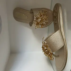 Sandalias oro planas