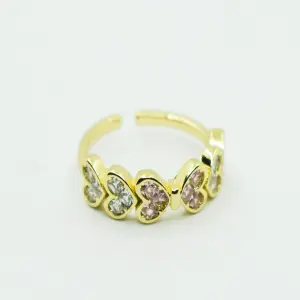 ANILLO DORADO CORAZONES ROSAS Y BLANCOS