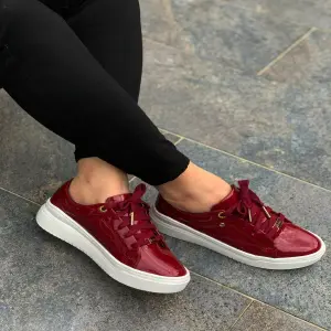 Tenis de mujer Zoe Vino