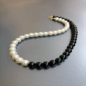 Collar de Perlas Blanco y Negro