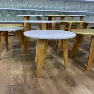 Mesa mediana de MDF con poliuretano