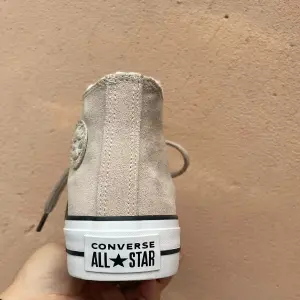 Converse plataforma gamuza beige