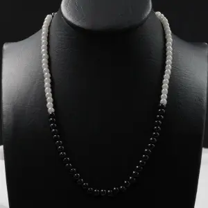COLLAR PERLAS BLANCO/NEGRO MITAD MEDIANO