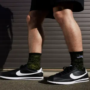 NIKE CORTEZ + CAJA