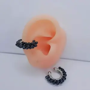 EARCUFF PLATEADO TEJIDO PERLAS NEGRA