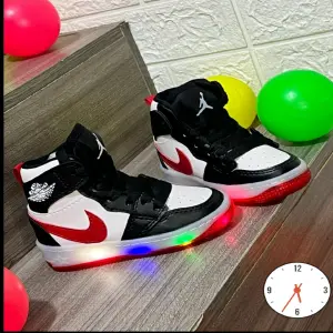 BOTA JORDAN LUCES KIDS