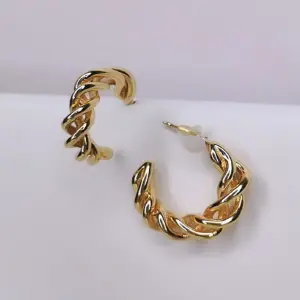 ARETA DORADA TRENZA