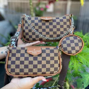 DOBLE POUCHETTE LOUIS VUITTON