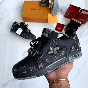LOUIS VUITTON NEGRA GRIS