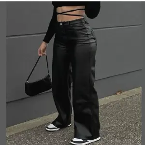 PANTALON OVERSIZE  TIPO CUERO NEGRO S