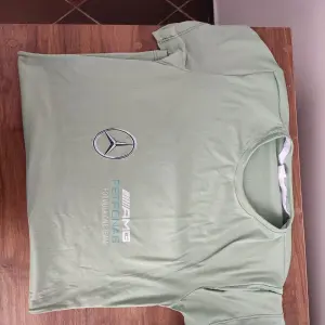 Camiseta Mercedes Benz (Verde oliva)
