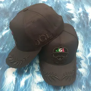 GORRA NEGRA/MORADO/AMARILL WM EL BENDITO
