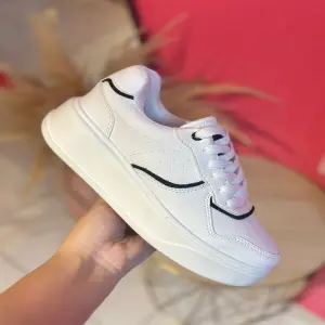 Tenis blancos con linea negra