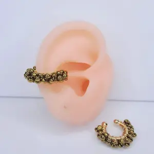 EARCUFF DORADO TEJIDO PERLAS MARRON