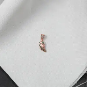 DIJE ALAS ROSADO PIEDRAS VERDES