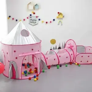 castillo con túnel y piscina rosa
