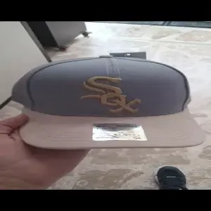 gorra plana de broche