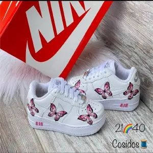 Tenis infantiles de Mariposas Rosadas