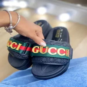 SANDALIA GUCCI NEGRA