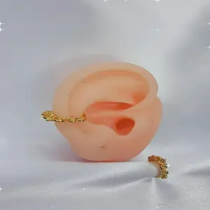 EARCUFF DORADO CORONA