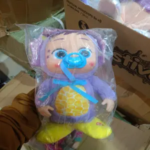Muñeca interactiva con chupete