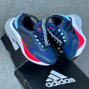 Adidas Nápoles  excelente  Acabado