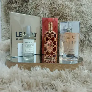 Santal 33, Orient Roja, La vida es bella