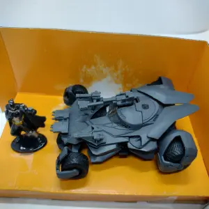 JUSTICE LEAGUE BATMOBILE & BATMAN gris