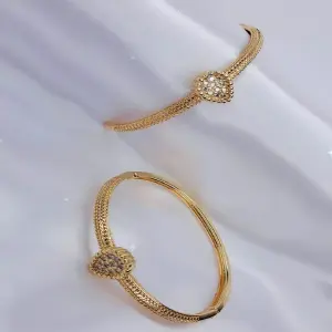 MANILLA DELGADA DORADA GOTA DE DIAMANTES