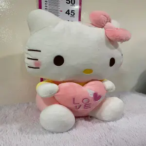 Peluche Hello Kitty 35cm con corazón