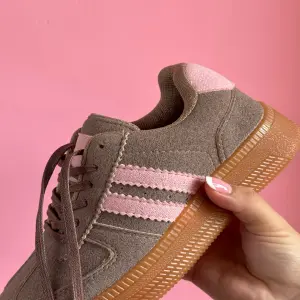 Tenis Cafes lineas rosa