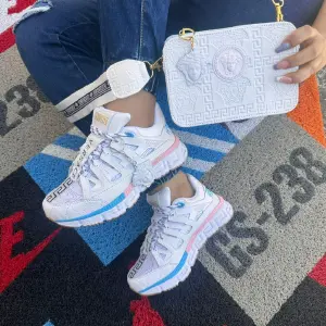 Versace Blanco Suela Azul Rosa