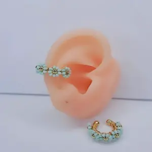 EARCUFF DORADO TEJIDO FLORES AZUL CIELO