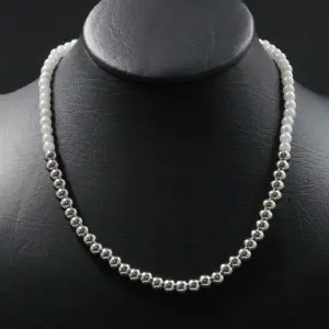 COLLAR PERLAS BLANCO PLATEADO MITAD