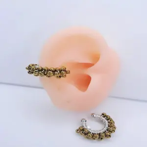 EARCUFF PLATEADO TEJIDO PERLAS CAFE