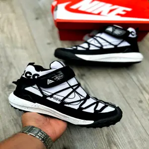 BOTA NIKE ACG