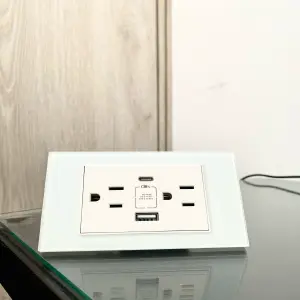 Enchufe con entrada tipo C + USB