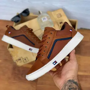 CASUAL TOMMY