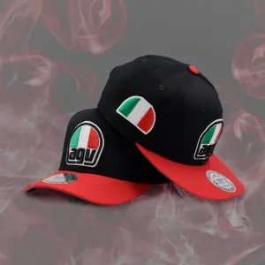 Gorra curva avg negra visera roja