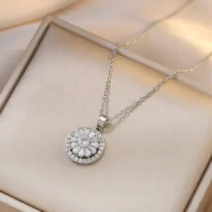 COLLAR MARGARITA GIRATORIA  PLATEADA