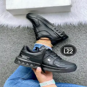 ZAPATOS TENIS VALENTINOS |17