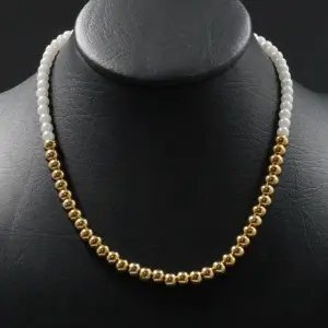 COLLAR PERLAS BLANCO DORADO MITAD