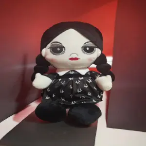 Peluche Merlina Adams