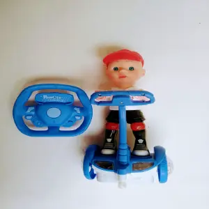 Juego de muñeco con patinete eléctrico