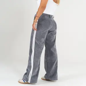 DCN828 Pantalón Lineas Straight Leg