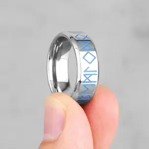 ANILLO CON RUNAS FONDO PLATEADO