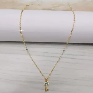 CADENA DORADA LLAVE AZUL